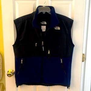 Men’s The North Face Two Tone Vest. Black nylon and blue fleece. Size Medium.EUC